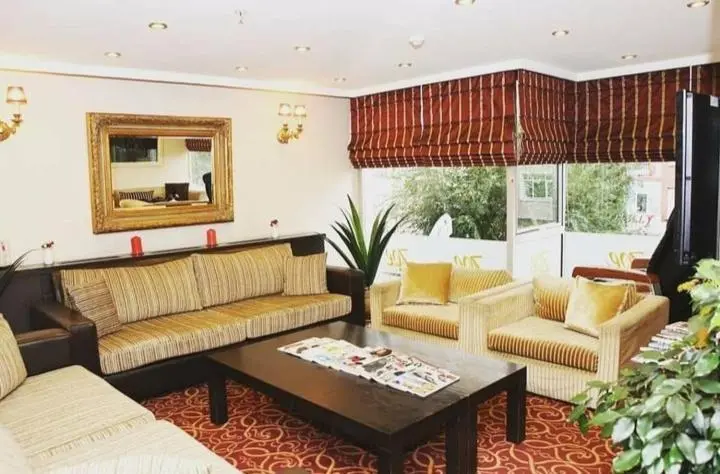Un espace de détente intérieur avec canapés et table basse.