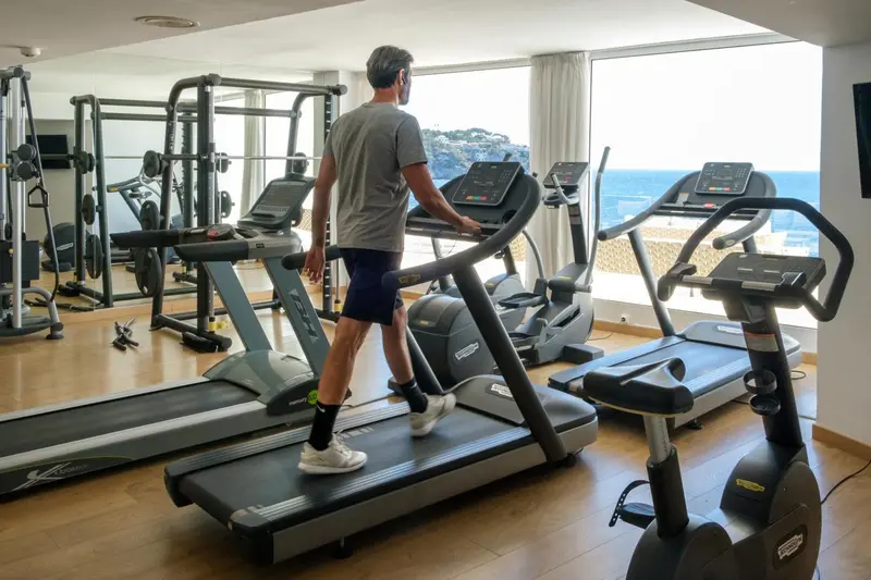 Une salle de sport lumineuse avec vue sur la mer.