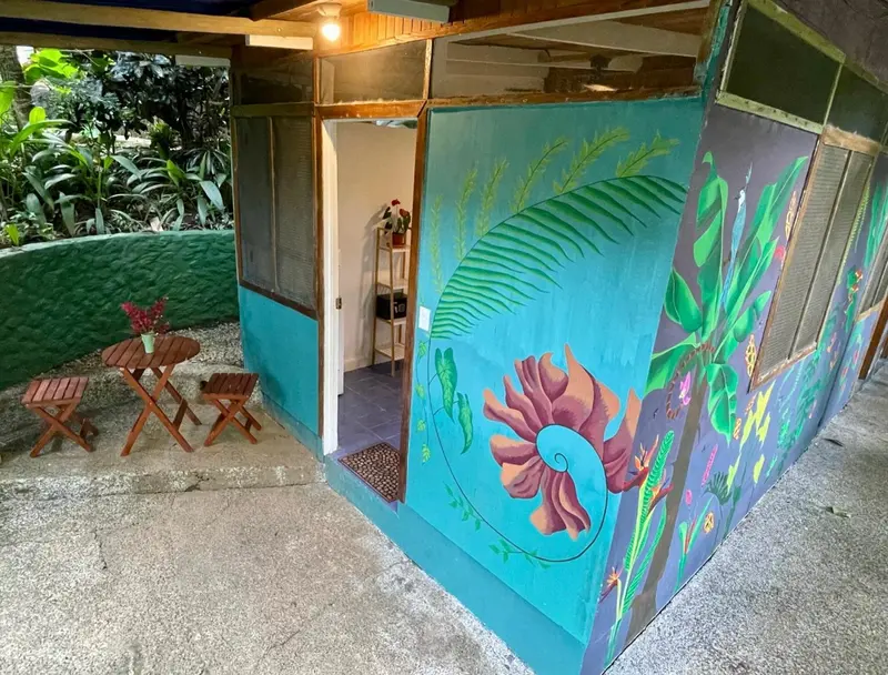 Une petite structure ouverte sur un espace intérieur décoré de motifs végétaux.