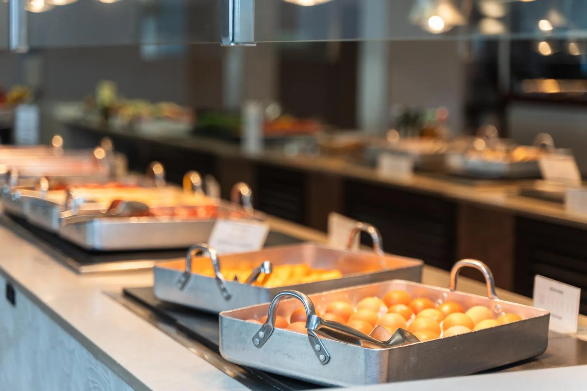 Un buffet propose une variété de plats et de fruits frais.
