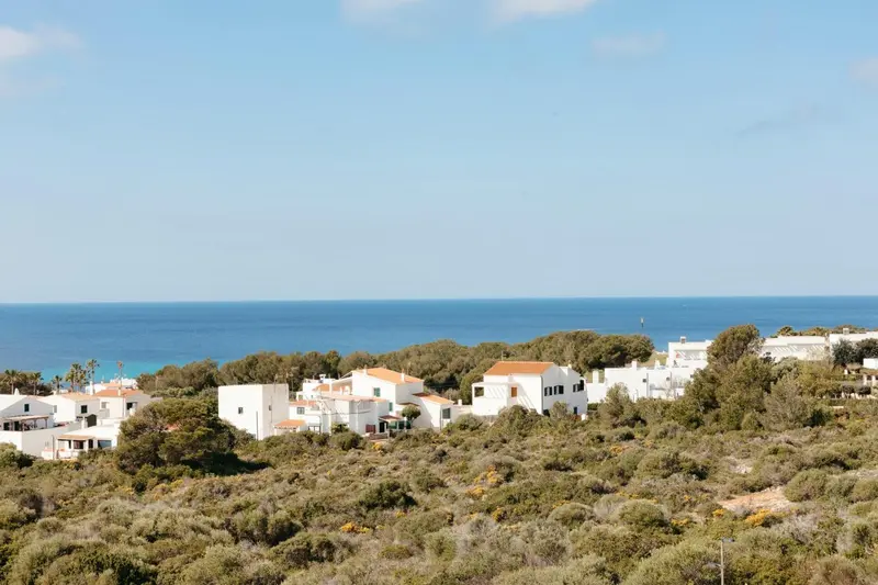 Vue d'ensemble d'un village blanc au bord de la mer.