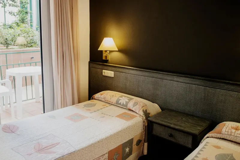 Une chambre avec un lit et une table sur un balcon.