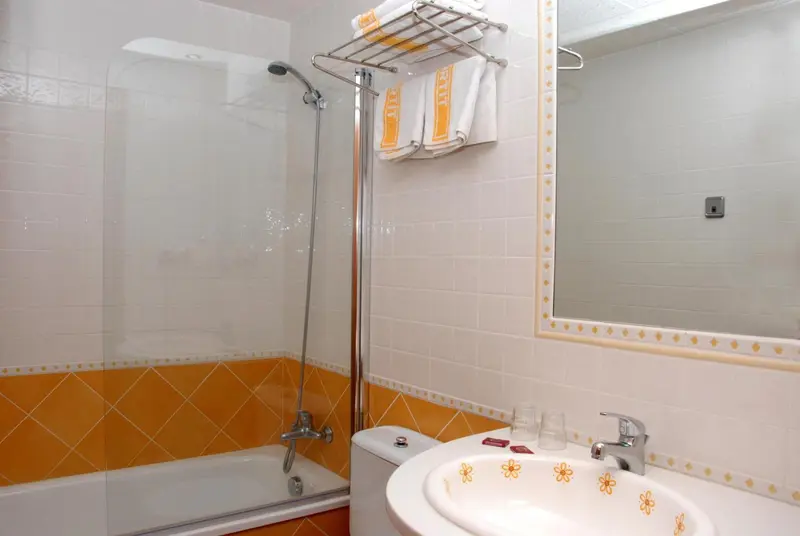 Une salle de bain lumineuse avec douche et baignoire.