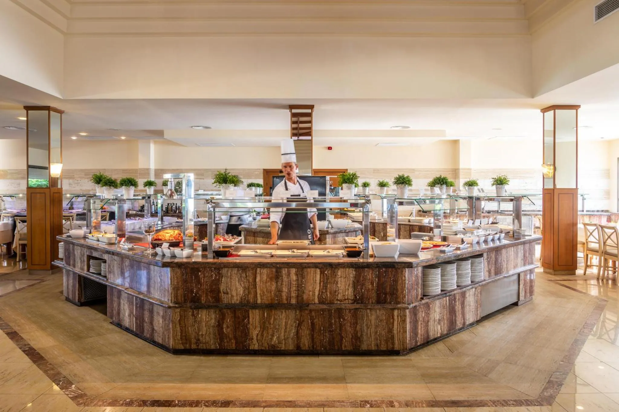 Un buffet bien garni est présenté dans une salle lumineuse et spacieuse.