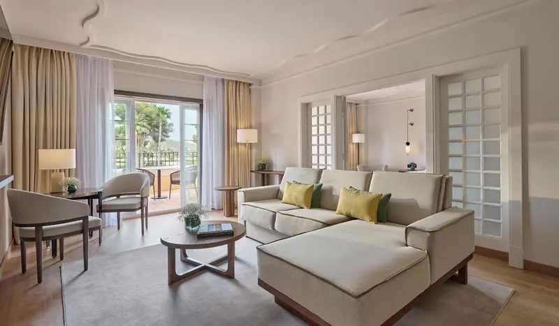 Espace de détente intérieur avec canapés et fauteuils.