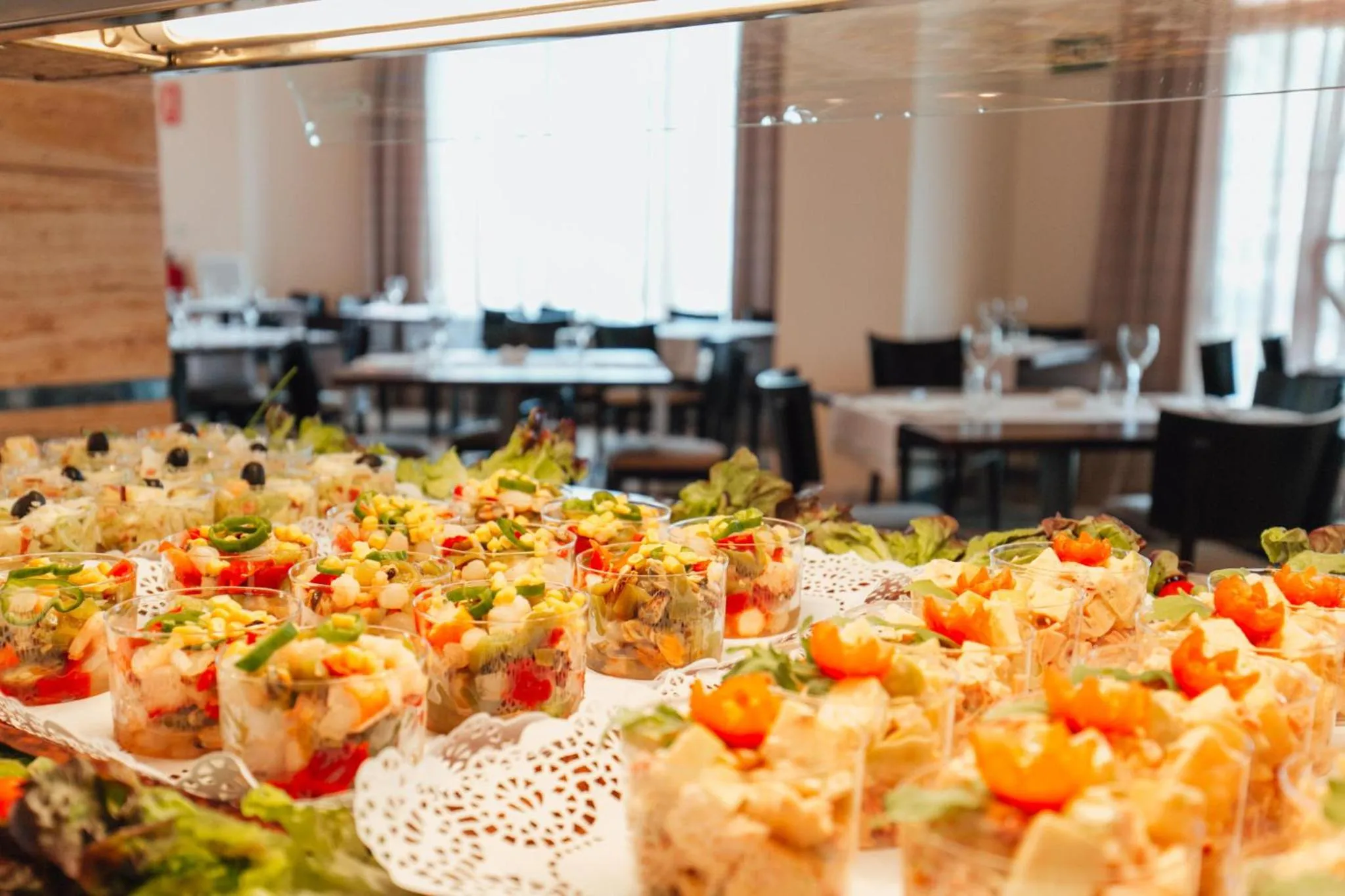 Un buffet propose une variété de salades et de plats froids.