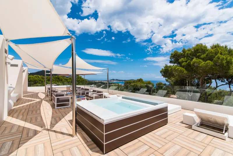Terrasse avec jacuzzi et vue sur la mer.