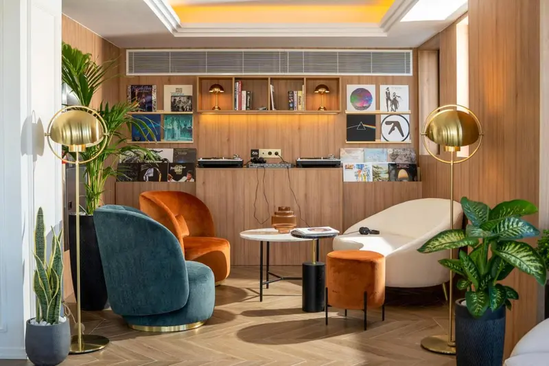 Un espace de détente intérieur avec des fauteuils et des plantes.