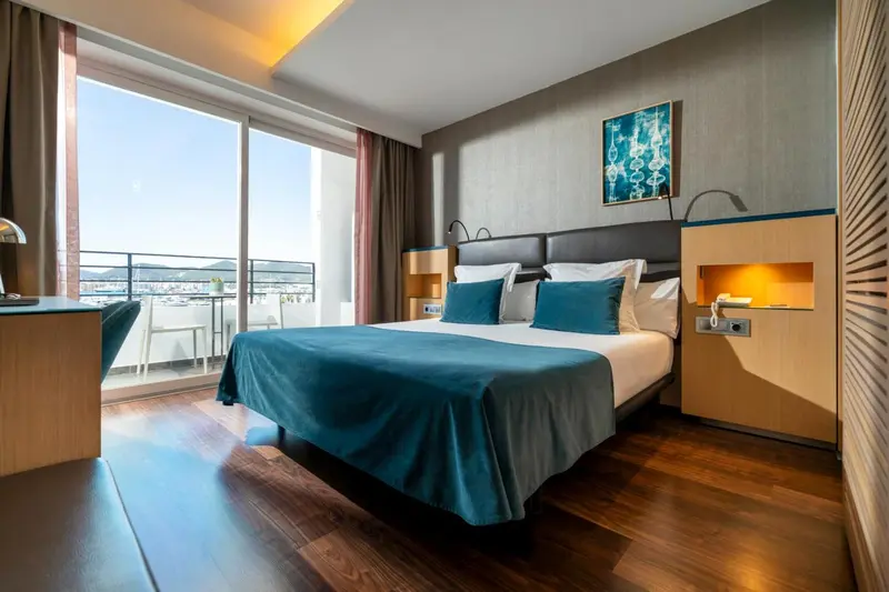 Une chambre moderne avec un grand lit et une vue sur la mer.