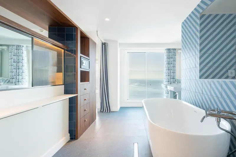 Une salle de bain moderne avec une baignoire et une vue sur la mer.