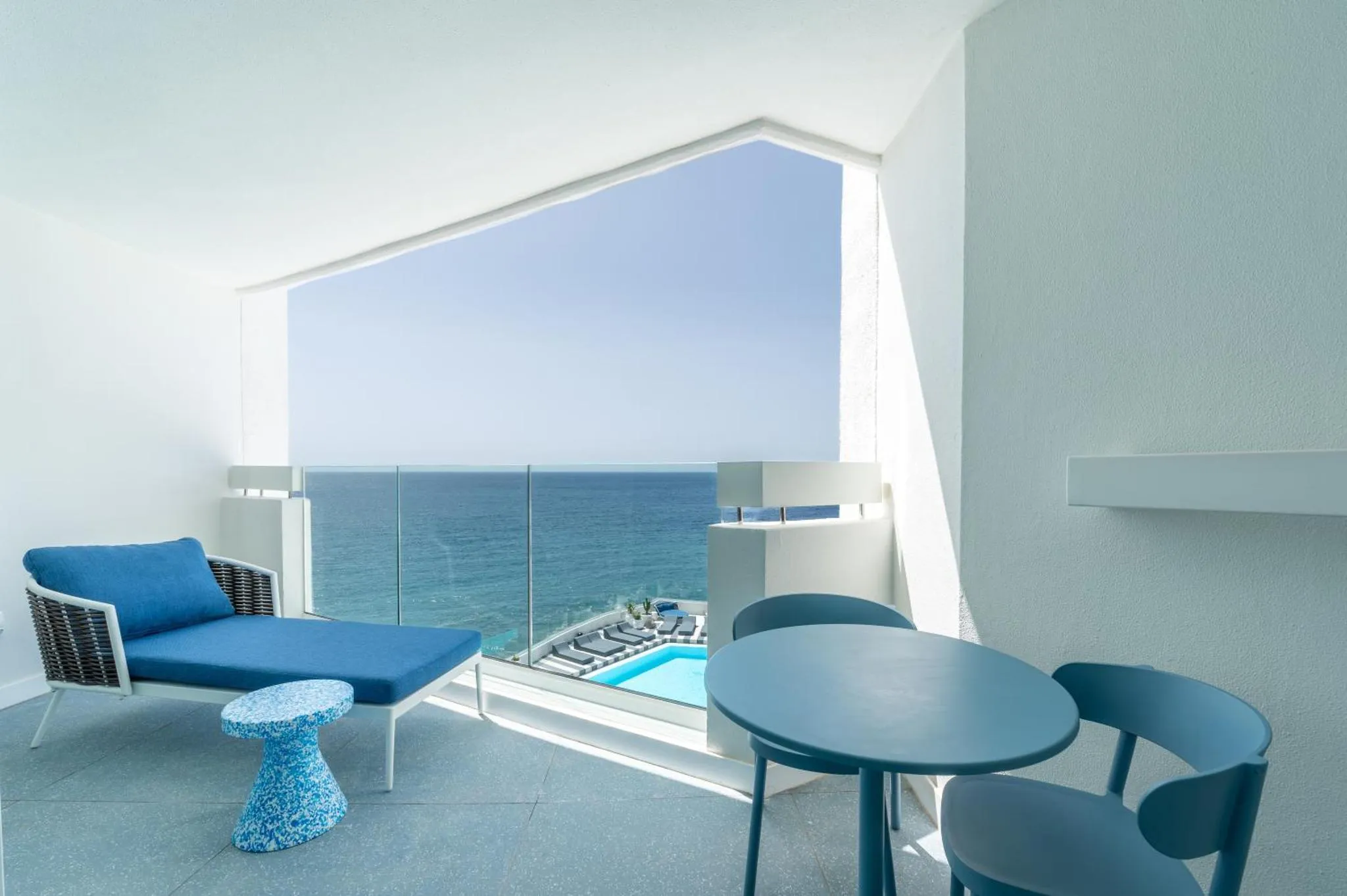 Espace de détente avec vue sur la mer et une petite piscine.