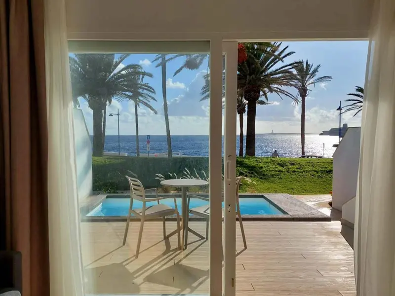 Une terrasse avec une petite piscine et vue sur la mer.