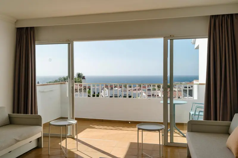 Vue sur la mer depuis un espace de vie lumineux.