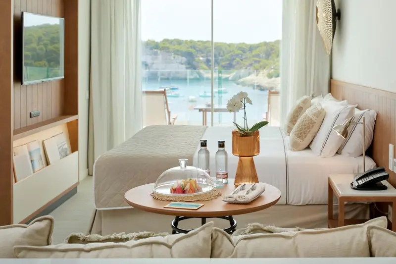 Une chambre lumineuse avec un lit confortable et une vue sur la mer.