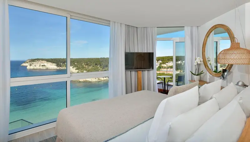 Chambre lumineuse avec vue sur la mer et le littoral.