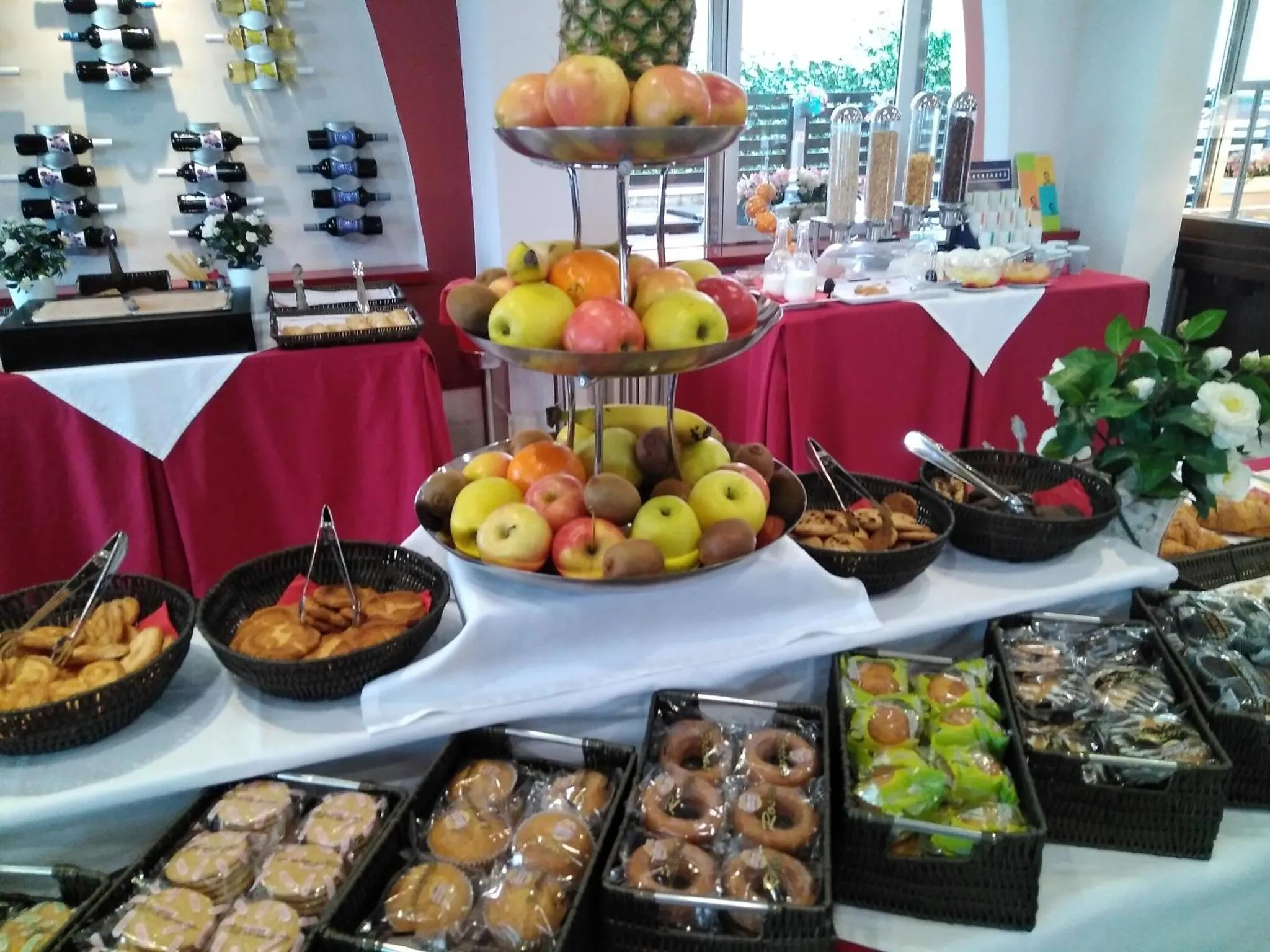 Un buffet propose des fruits frais et des pâtisseries.