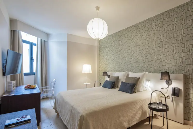 Une chambre lumineuse avec un grand lit et une décoration moderne.