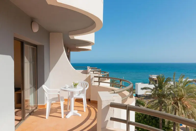 Une terrasse avec vue sur la mer et le littoral.