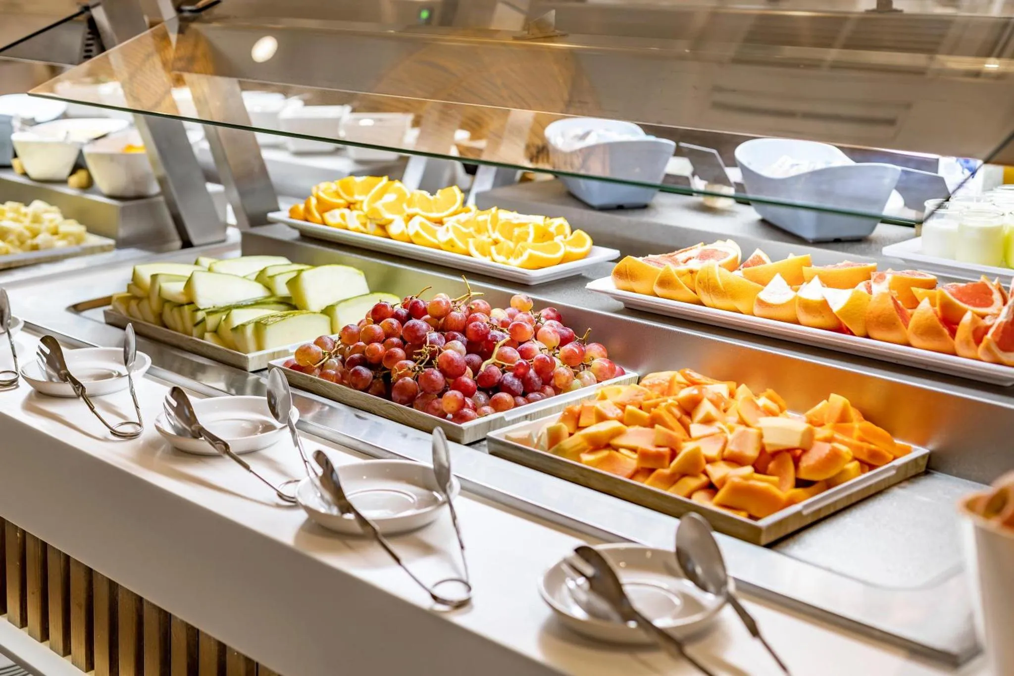 Présentation de fruits frais et variés sur un buffet.