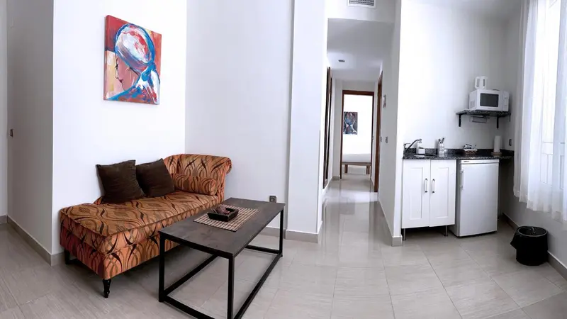 Espace de vie intérieur avec canapé et kitchenette.