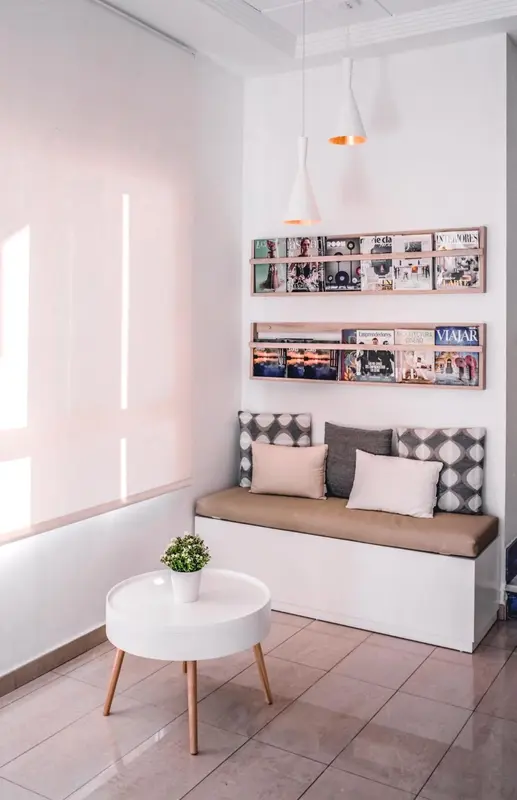 Un coin lecture avec une banquette intégrée et une table basse.