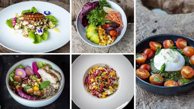 Assortiment de salades colorées présentées dans des bols.
