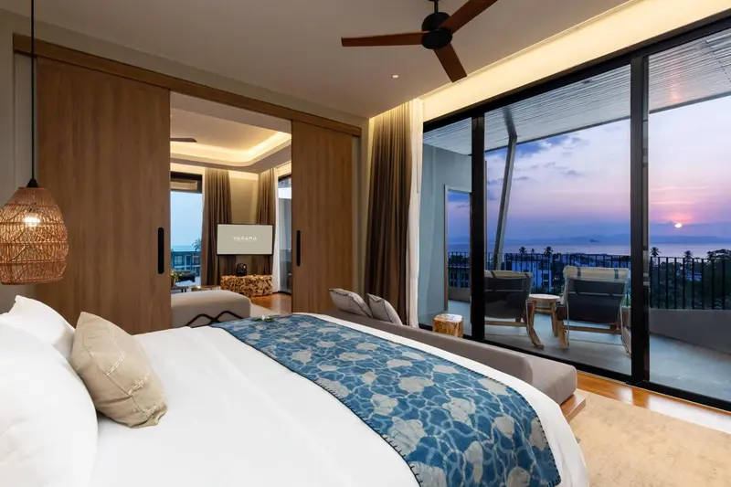 Une chambre lumineuse avec un grand lit et un accès à une terrasse.