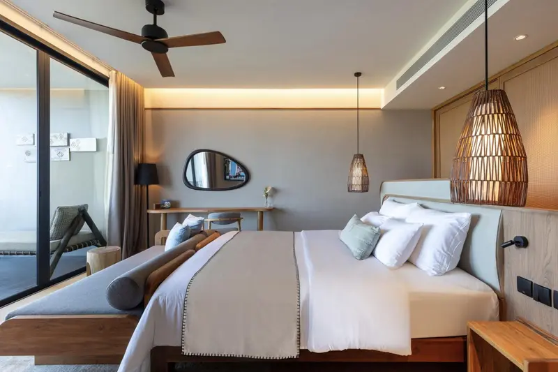 Une chambre moderne avec un grand lit et un espace détente.