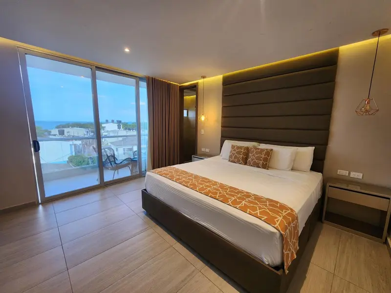 Une chambre moderne avec un grand lit et une vue sur la mer.