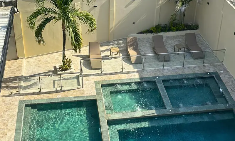 Terrasse avec transats et jacuzzi extérieur.