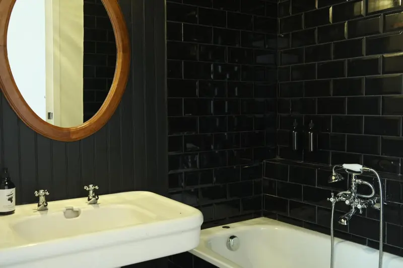 Une salle de bain moderne avec un lavabo blanc et une baignoire.