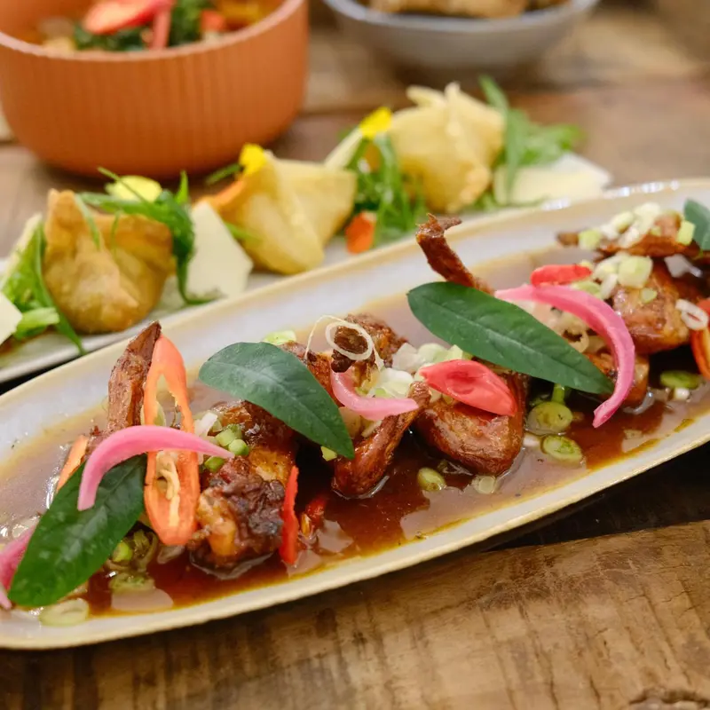 Assiettes de plats préparés avec des légumes et des sauces.