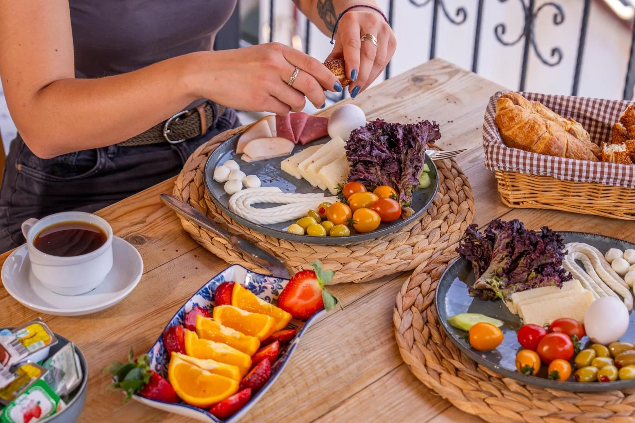 Une table en bois présente une sélection de plats pour le petit-déjeuner.