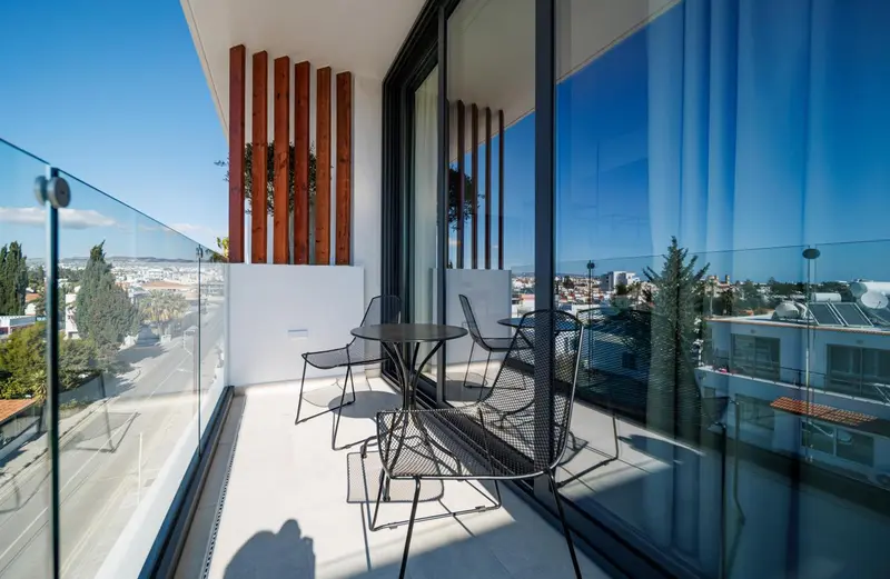 Terrasse avec mobilier d'extérieur et vue sur la ville.