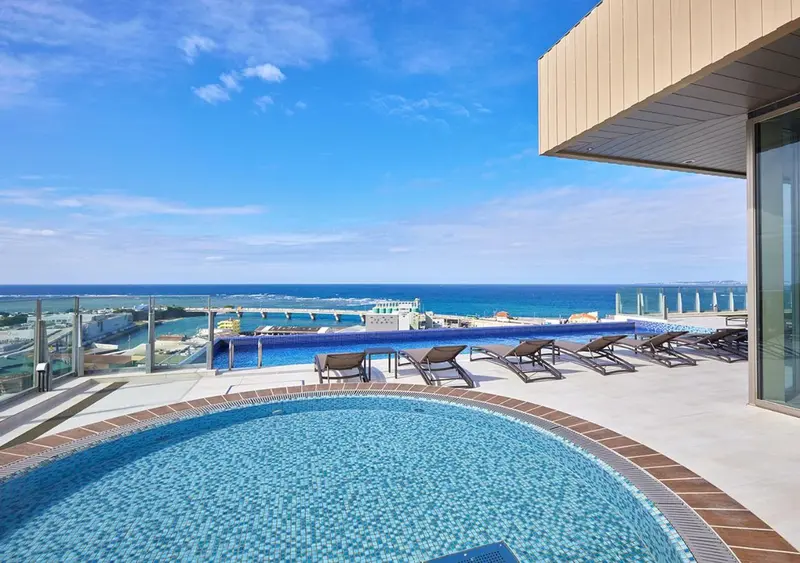 Terrasse avec piscine et vue sur la mer.