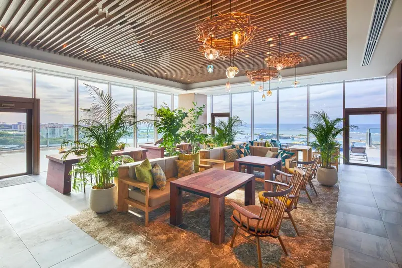 Espace de détente intérieur avec mobilier confortable et vue sur la mer.