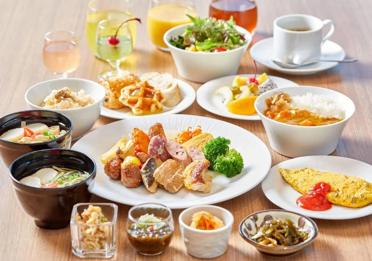 Table garnie de divers plats pour un copieux petit-déjeuner.