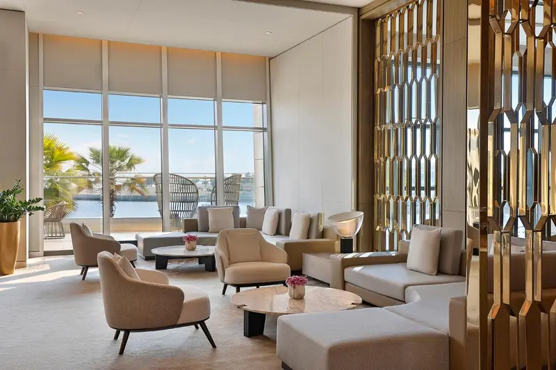 Un espace de détente intérieur avec des fauteuils et canapés confortables.