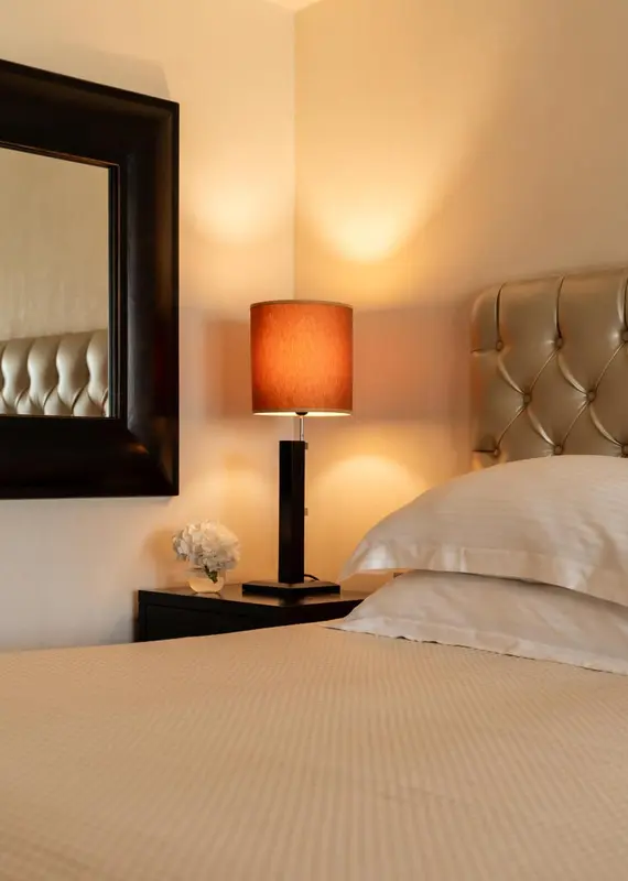 Une chambre à coucher avec un lit et une lampe de chevet.