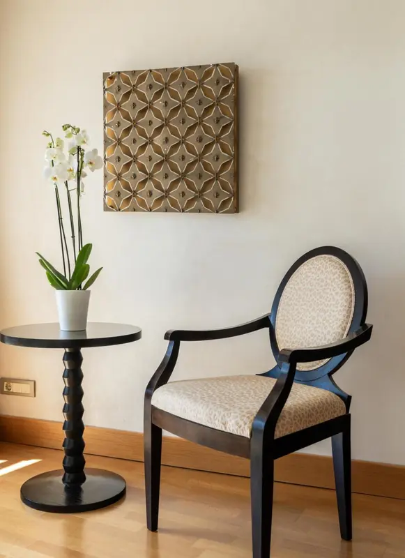 Une chaise et une petite table ornent un coin de pièce.