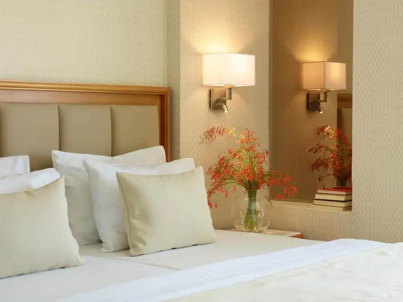 Un lit confortable avec des oreillers moelleux et une décoration florale.