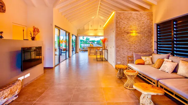 Une vue d'ensemble d'un hôtel avec une piscine et des palmiers.
