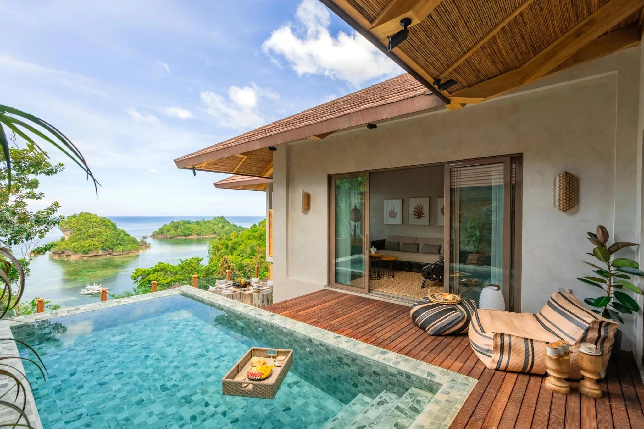 Terrasse avec jacuzzi et vue sur la mer et les îles.
