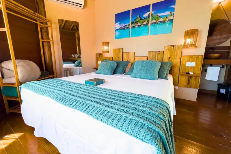 Une chambre lumineuse avec un grand lit et une décoration en bois.
