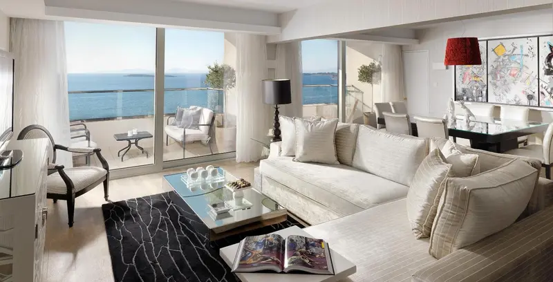 Un salon lumineux s'ouvre sur une terrasse avec vue sur la mer.