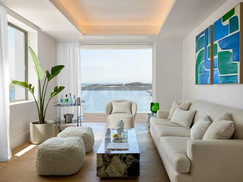 Un salon lumineux s'ouvre sur une vue mer dégagée.