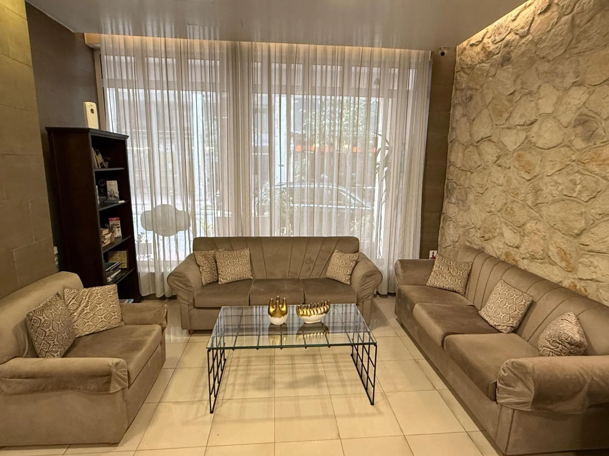 Un espace de détente avec canapés et table basse.