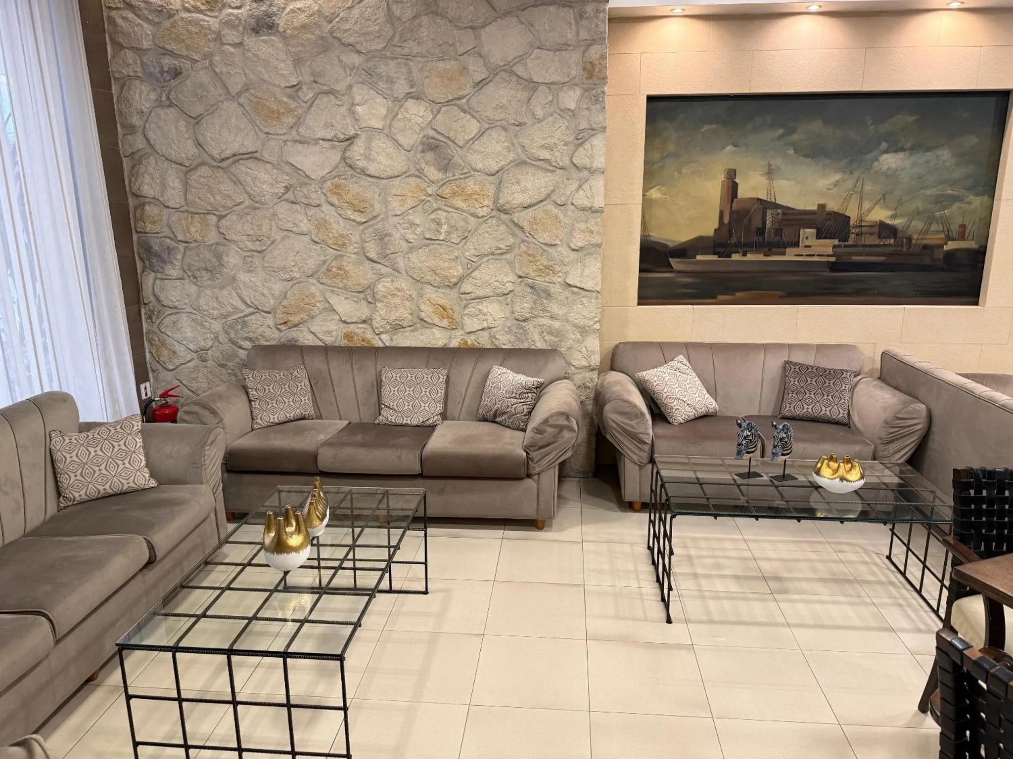 Un espace de détente intérieur avec canapés et tables basses.