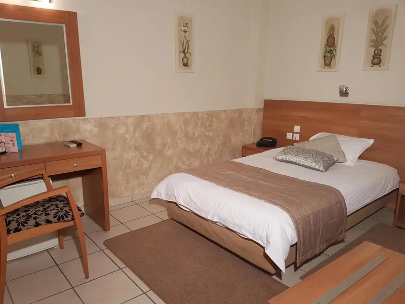 Une chambre d'hôtel avec un lit et un bureau.