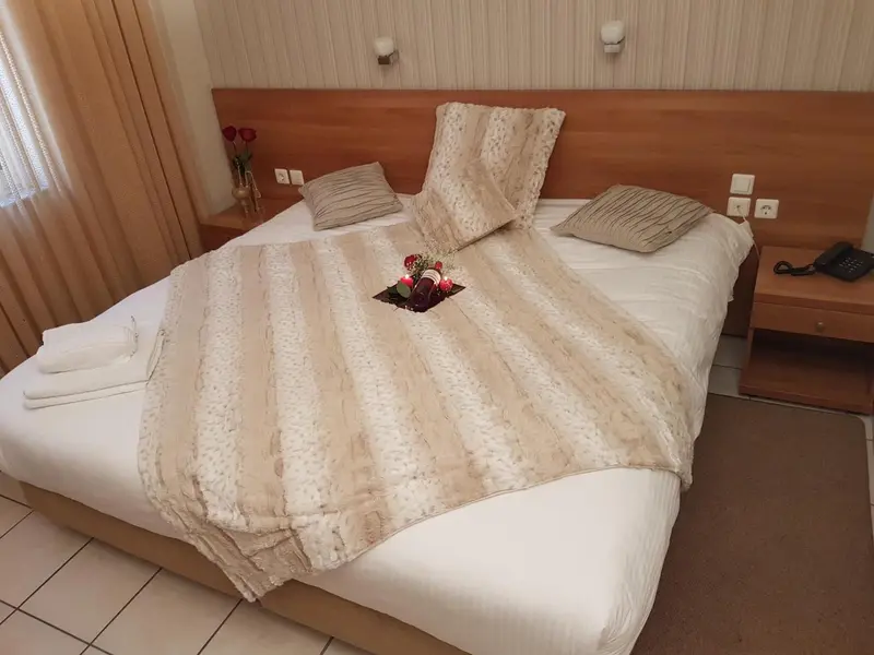 Lit double préparé avec soin dans une chambre d'hôtel.